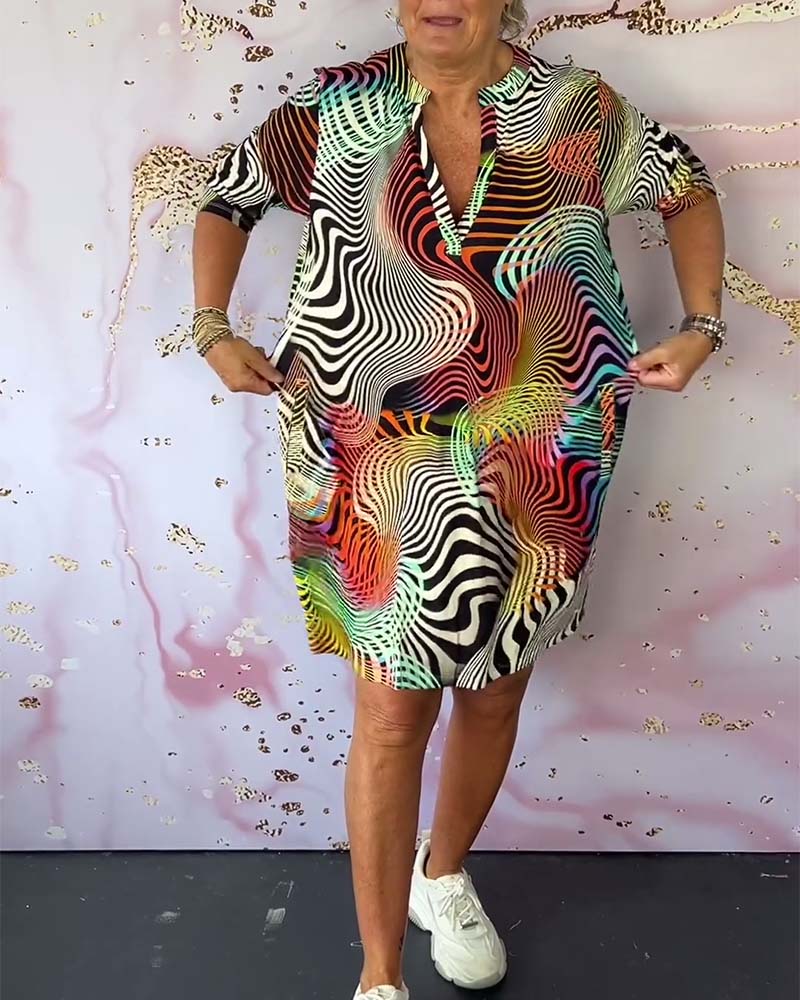 Ria – Farbenfrohes Kleid mit V-Ausschnitt und künstlerischem Flair