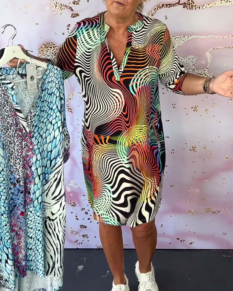 Ria – Farbenfrohes Kleid mit V-Ausschnitt und künstlerischem Flair